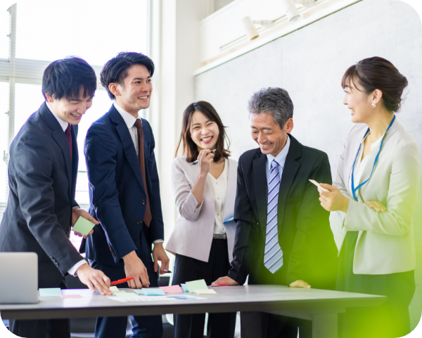 画像：オフィスで社員たちが笑顔で談笑している