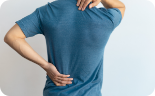 画像：青いTシャツ姿の男性が、首の後ろと腰に手を当てている